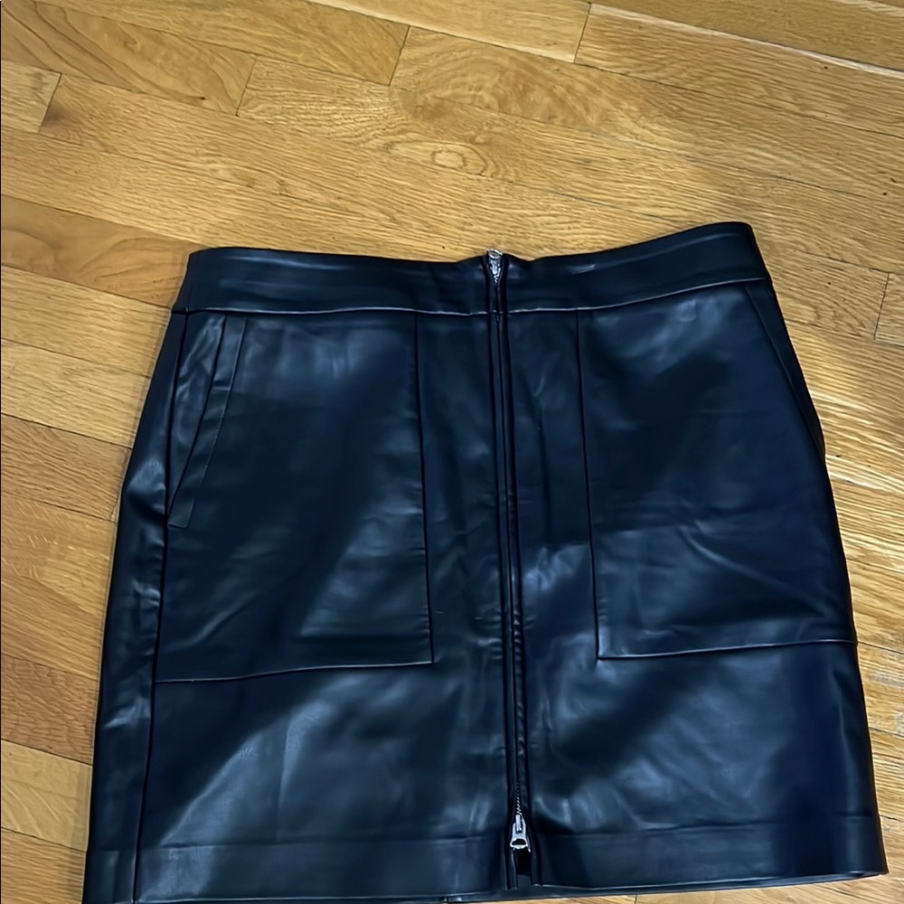 Elegant Black Leather Skirt - Picture 3 of 8
